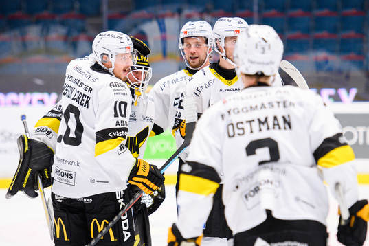 Västerås spelare jublar med målvakt Johan Gustafsson