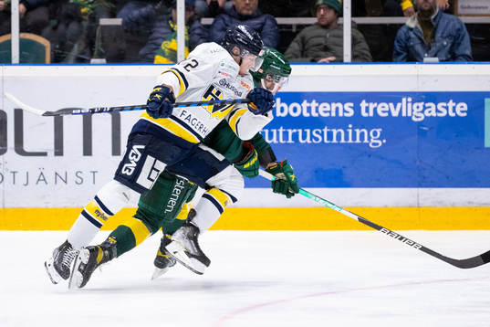 s Jonathan Davidsson tacklar Björklövens Francis Perron