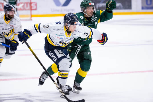 s Daniel Bertov tar sig förbi Björklövens Gerry
