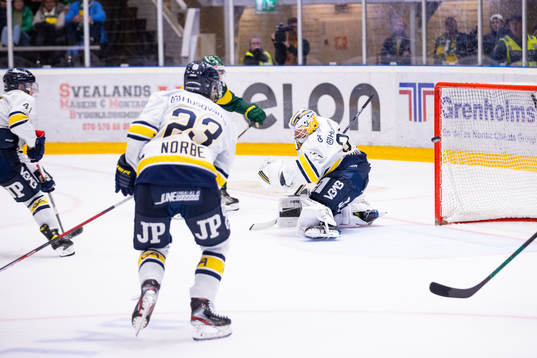 s målvakt Jonas Gunnarsson släpper in en puck