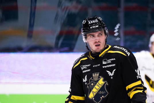 s Max Lindholm deppar