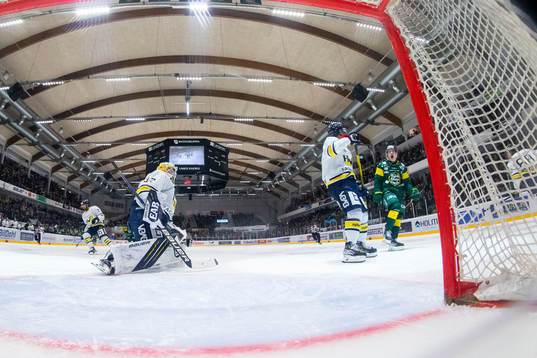 s målvakt Jonas Gunnarsson släpper in mål