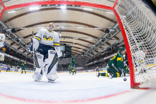 s målvakt Jonas Gunnarsson släpper in mål