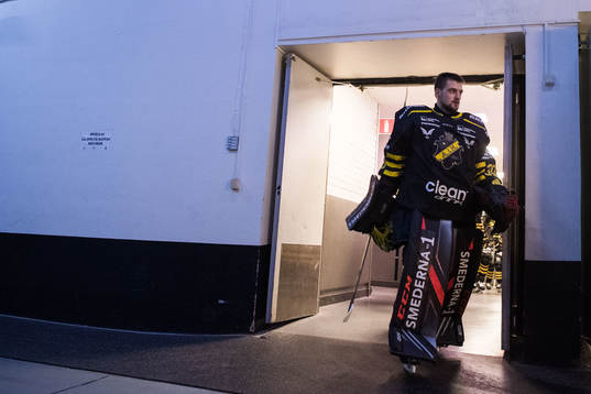 s målvakt Pavel Khomchenko innan ishockeymatchen i