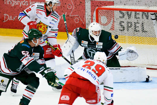 Moras Johan Persson gör 1-1 bakom Tingsryds målvakt
