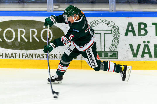 Tingsryds Jacob Lundegård skjuter ett skott