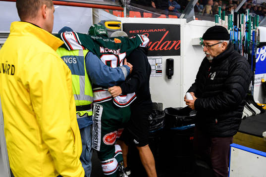 Tingsryds Allan Mc Shane får hjälp ut i omklädningsrummet