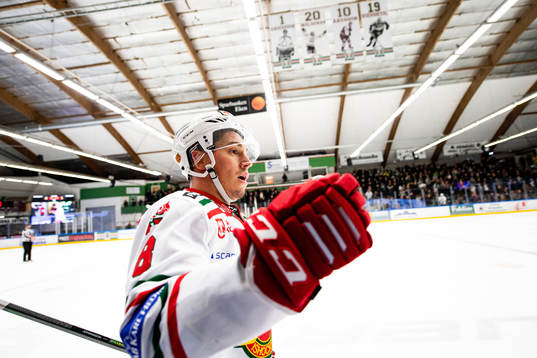 Moras Robin Johansson jublar