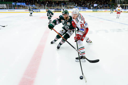 Joachim Nermark tacklar Moras Isac Andersson