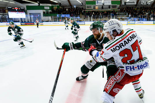 Joachim Nermark tacklar Moras Isac Andersson