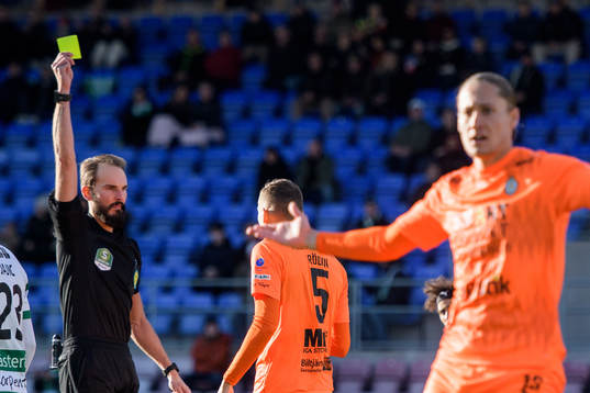 AFC Eskilstunas Pontus Rödin tilldelas ett gult kort av