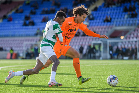 Västerås Taha Abdi Ali och AFC Eskilstunas Robin Tihi
