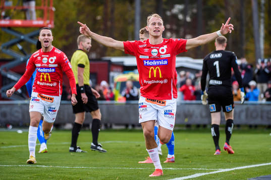 Degerfors Villiam Dahlström jublar