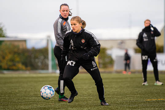 Mali Motrøen Trøan of Fløya warms up