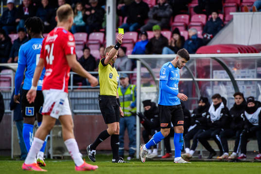 Halmstads Edvin Kurtulus får ett gult kort av domare