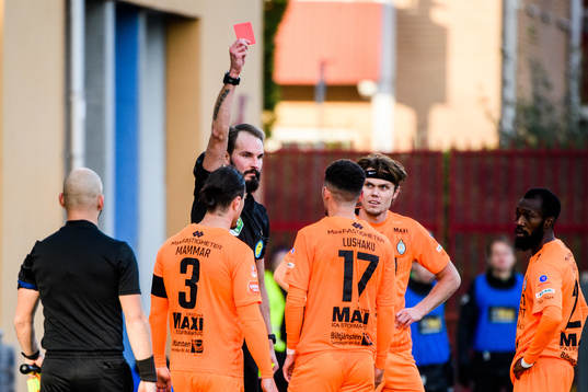AFC Eskilstunas Ismet Lushaku får ett rött kort av domare
