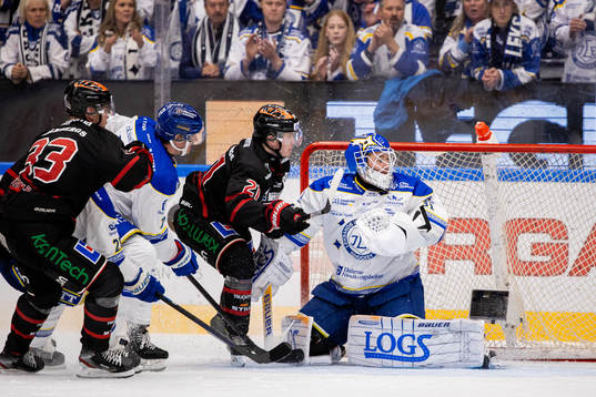 Örebros Linus Öberg oroar framför Leksands målvakt