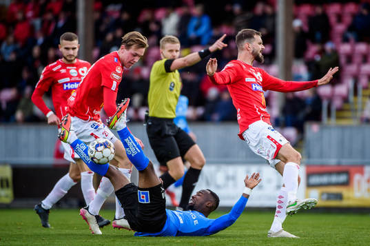 Degerfors Sebastian Olsson och Adam Carlén i en duell med