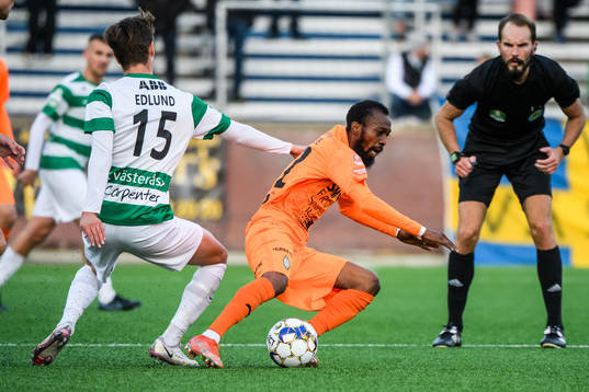 Västerås Olle Edlund och AFC Eskilstunas Ibrahim Blati