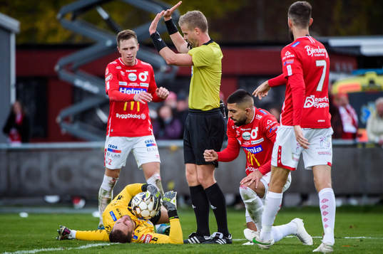 Degerfors målvakt Alfie Malik Whiteman har ont