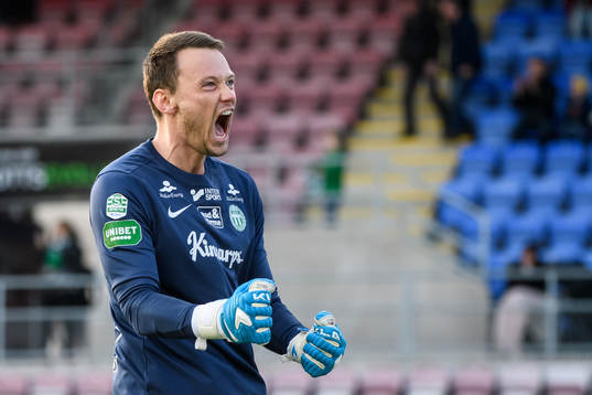 Västerås målvakt Anton Fagerström jublar