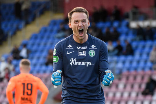 Västerås målvakt Anton Fagerström jublar