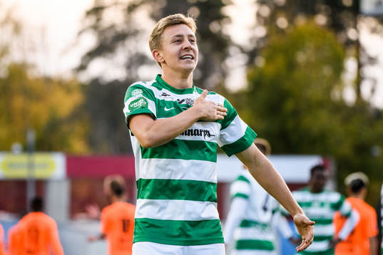 Västerås Simon Gefvert jublar