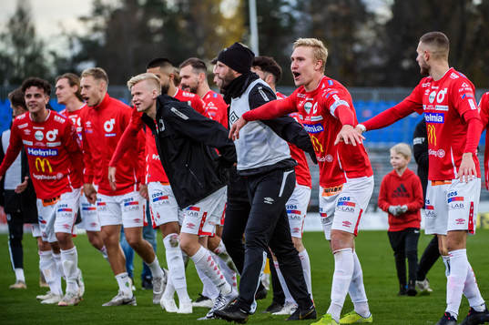 Degerfors spelare jublar