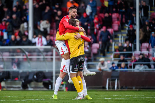 Degerfors Sean Sabetkar och målvakt Alfie Malik Whiteman