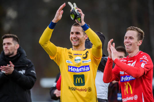 Degerfors målvakt Alfie Malik Whiteman jublar