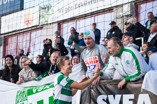 Västerås Simon Gefvert jublar med publiken