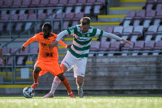 AFC Eskilstunas Ibrahim Blati Toure och Västerås Erik