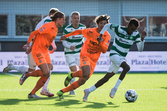 Västerås Taha Abdi Ali och AFC Eskilstunas Felix Michel