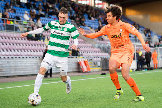 Västerås Filip Tronét och AFC Eskilstunas Robin Tihi