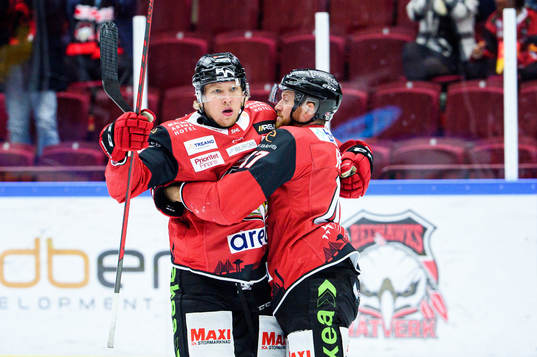 Malmö Redhawks Marcus Sylvegård och Joakim Ryan jublar