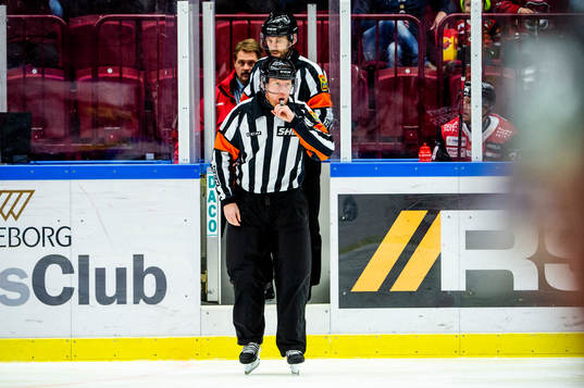 Domaren Mikael Holm ger Malmö Redhawks Carl Söderberg