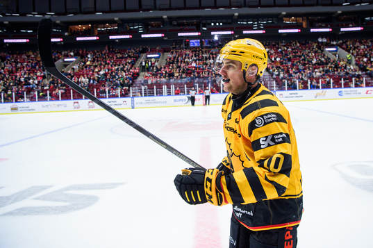 Skellefteås Joakim Lindström jublar