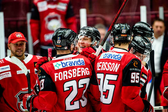 Malmö Redhawks Marcus Sylvegård jublar med lagkamraterna