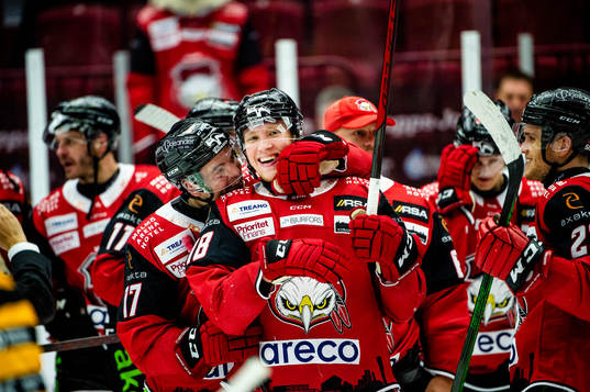 Malmö Redhawks Marcus Sylvegård jublar med lagkamraterna