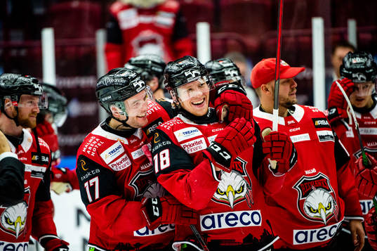 Malmö Redhawks Marcus Sylvegård jublar med lagkamraterna