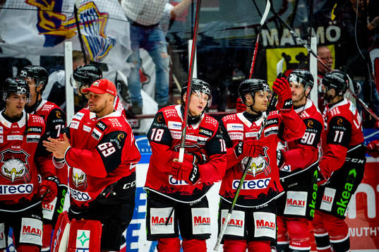 Malmö Redhawks Marcus Sylvegård jublar med lagkamraterna