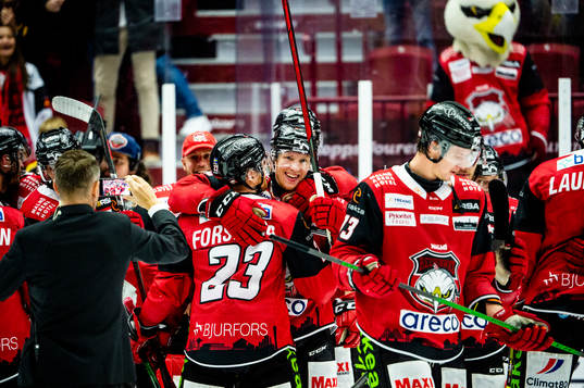 Malmö Redhawks Marcus Sylvegård jublar med lagkamraterna