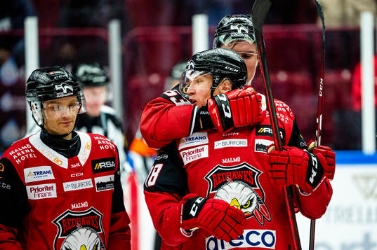 Malmö Redhawks Marcus Sylvegård jublar med lagkamraterna