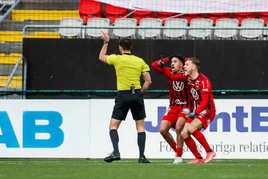 Östersunds Felix Hörberg och Marco Weymans reagerar mot