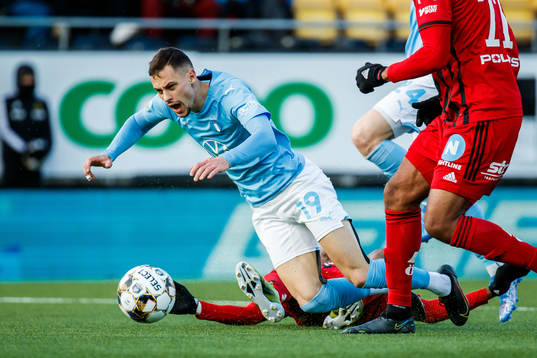 Malmö FFs Veljko Birmancevic faller i en duell med