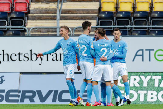 Malmö FFs spelare jublar med Anders Christiansen