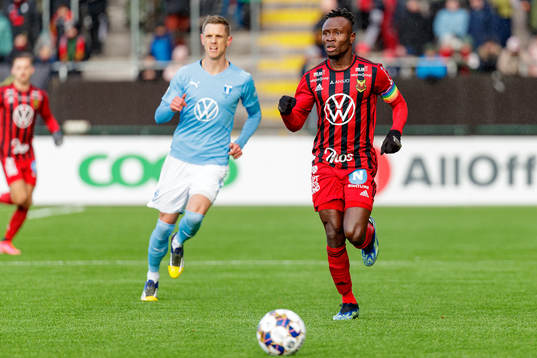 Östersunds Samuel Mensirounder fotbollsmatchen i