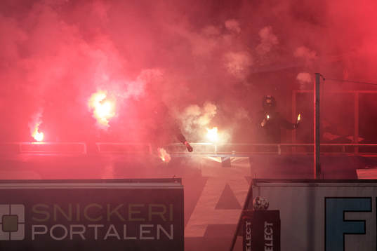 Sirius supportrar bränner bengaler
