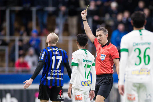 Sirius Adam Ståhl får ett gult kort av domare Bojan