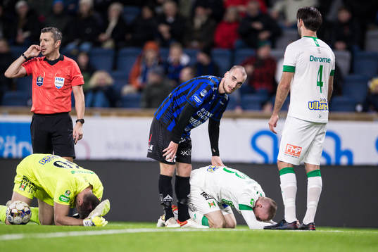 Varbergs målvakt Stojan Lukic och Anton Liljenbäck har ont